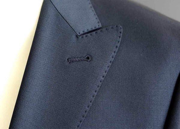 Lỗ khuyết trên ve áo vest nam